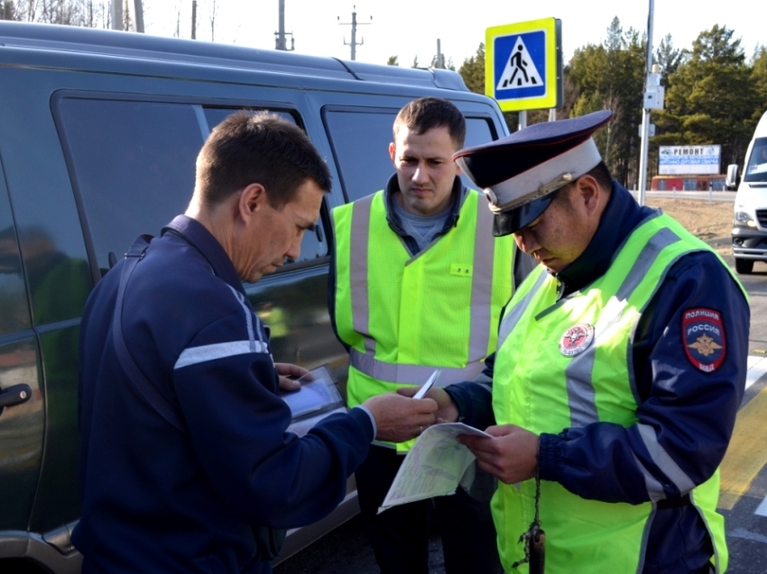 Автоинспекторы выявили нарушения ПДД при проверке водителей автобусов и маршрутных такси